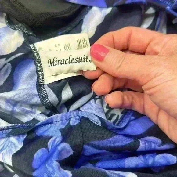 Miraclesuit Size 16 Navy Light Blue Floral EUC Item# P - Picture 5 of 8